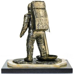 Бронзовая статуэтка «Астронавт Нил Армстронг»