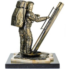 Бронзовая статуэтка «Астронавт Нил Армстронг»