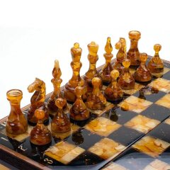 Деревянные складные шахматы «Антик» с фигурами из янтаря