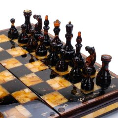 Деревянные складные шахматы «Антик» с фигурами из янтаря