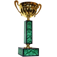 Спортивный кубок из малахита «Награда» в подарок сотрудникам за достижение особой цели