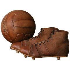 Спортивный сувенир «Лион» (футбольный мяч, бутсы) из натуральной кожи