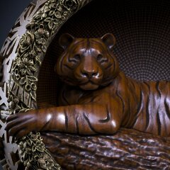 Авторский сувенир резьбы по дереву «Тигр в шаре»