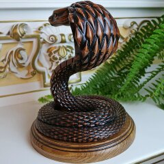 Деревянная фигурка «Змея» — символ Нового 2025 года
