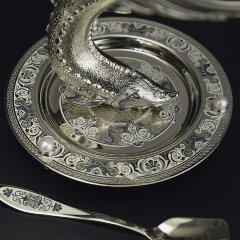 Икорница подарочная «Белуга» на блюде в подарок женщине