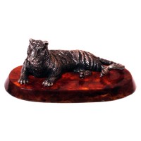 Серебряная фигурка «Тигр лежащий» на янтаре — как символ 2022 года и новогодний сувенир в подарочной упаковке