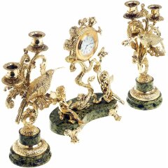 Позолоченные часы из бронзы «Колибри» с канделябрами на натуральном камне (змеевик)