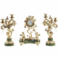 Позолоченные часы из бронзы «Колибри» с канделябрами на натуральном камне (змеевик)