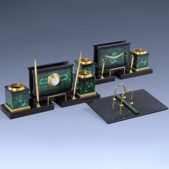 Настольный набор с часами «Дипломат» из малахита в подарок руководителю