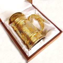 Большая пивная кружка «Золотая» — деревянный кейс с надписями и пожеланиями