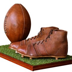 Спортивный сувенир «Лос-Анджелес» (мяч регби, бутсы) на подставке с газоном