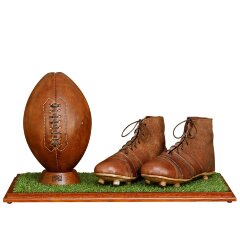 Спортивный сувенир «Лос-Анджелес» (мяч регби, бутсы) на подставке с газоном