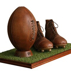 Спортивный сувенир «Лос-Анджелес» (мяч регби, бутсы) на подставке с газоном