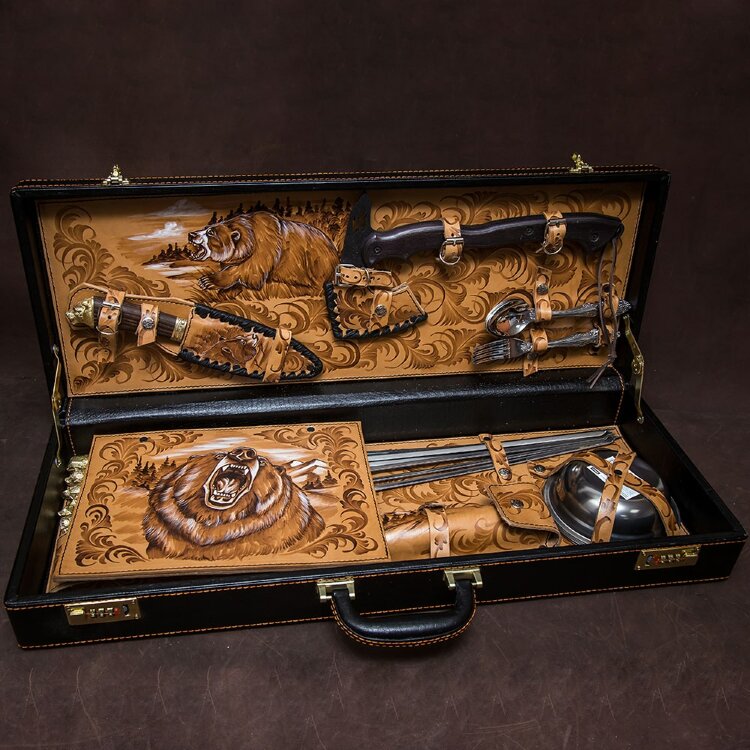 Подарочный набор для пикника «Хозяин леса» в кожаном чемодане