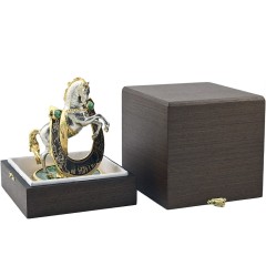 Статуэтка лошадь с подковой «На счастье» на малахите — отличный подарок подруге на новоселье