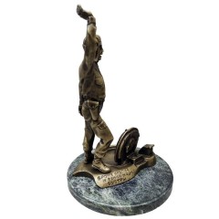 Бронзовая фигурка «Танкист» в подарок на 23 февраля от всего коллектива