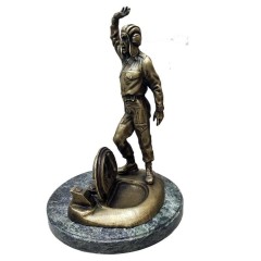 Бронзовая фигурка «Танкист» в подарок на 23 февраля от всего коллектива