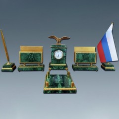 Настольные часы из малахита «Консул» с офисными принадлежностями в подарок руководителю
