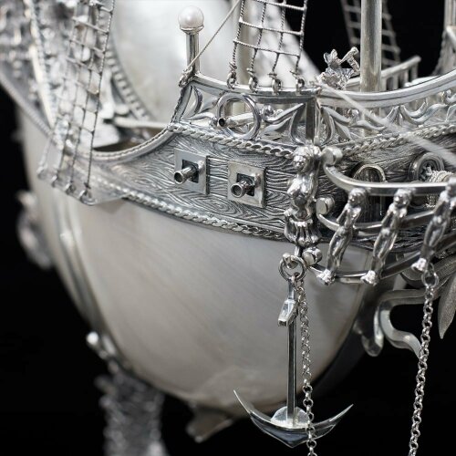 Серебряный корабль «Орион» из морской раковины наутилус