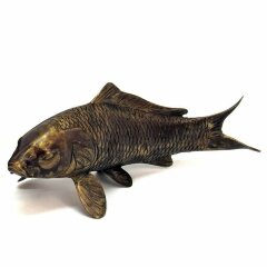 Бронзовая фигурка рыбы «Сазан» в подарок рыбаку