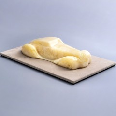 Сувенирная модель дизайнерского автомобиля «Динамико» из молочного янтаря в подарок парню