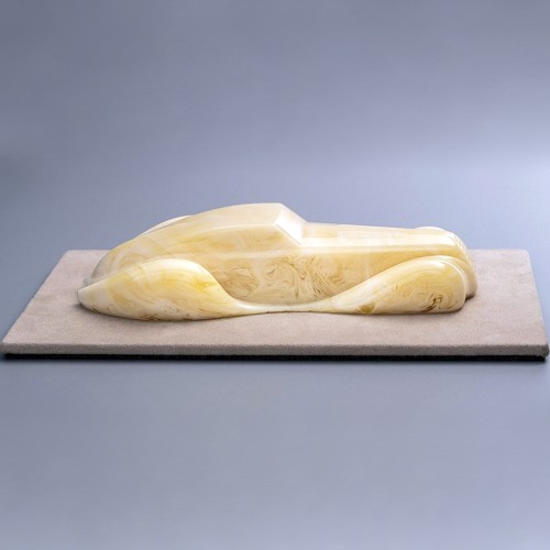 Сувенирная модель дизайнерского автомобиля «Динамико» из молочного янтаря в подарок парню