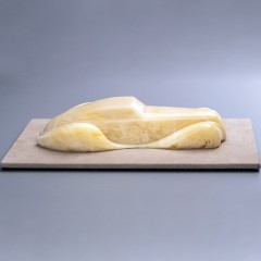 Сувенирная модель дизайнерского автомобиля «Динамико» из молочного янтаря в подарок парню