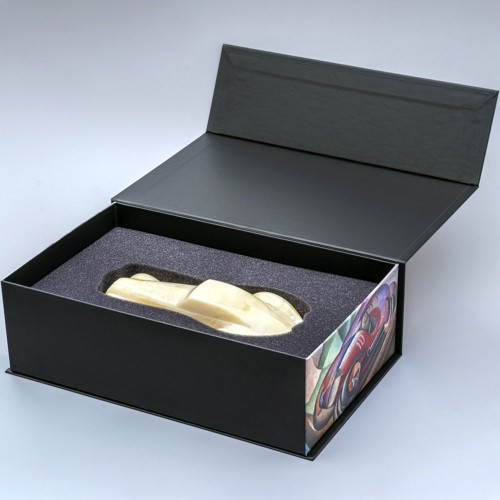 Сувенирная модель дизайнерского автомобиля «Динамико» из молочного янтаря в подарок парню