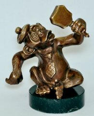 Статуэтка «Обезьянка с зеркальцем»