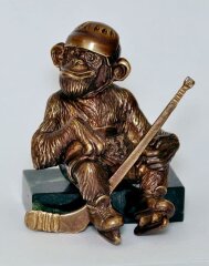 Статуэтка «Обезьянка хоккеист» (змеевик)