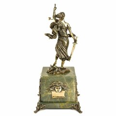 Бронзовая статуэтка  «Фемида» с часами на камне в подарок юристу