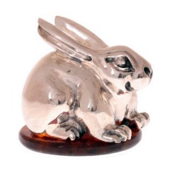 Серебряная фигурка «Толстый кролик» на подставке из янтаря