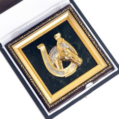 Позолоченная подкова с лошадью «На счастье и удачу» — панно из натурального камня нефрит