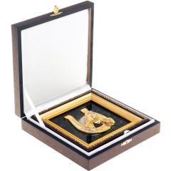 Позолоченная подкова с лошадью «На счастье и удачу» — панно из натурального камня нефрит