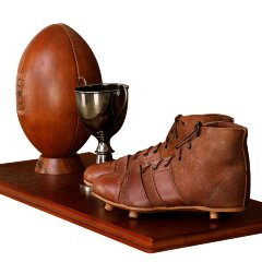 Интерьерный сувенир «Веллингтон» (мяч регби, бутсы, кубок) на подставке