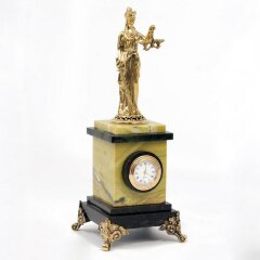 Часы настольные с фигуркой «Фемида» из камня офиокальцит в подарок юристу