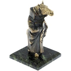 Бронзовая статуэтка «Конь в пальто» на подставке из змеевика
