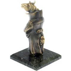 Бронзовая статуэтка «Конь в пальто» на подставке из змеевика