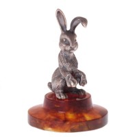 Серебряная фигурка «Весёлый кролик» на подставке из янтаря