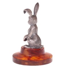 Серебряная фигурка «Весёлый кролик» на подставке из янтаря