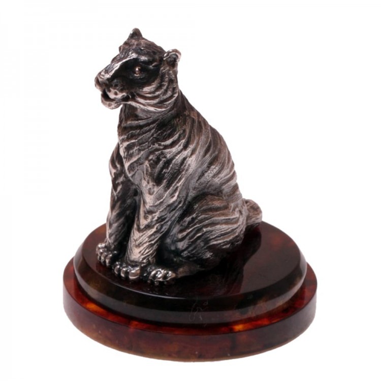 Серебряная фигурка «Тигр сидящий» на янтаре — как символ 2022 года и новогодний сувенир в подарочной упаковке