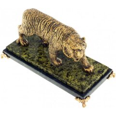 Сувенирная фигурка «Тигр на охоте» — как символ 2022 года и новогодний подарок