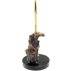 Подставка под ручку с фигуркой «Конь в пальто» на нефрите в подарок коллегам