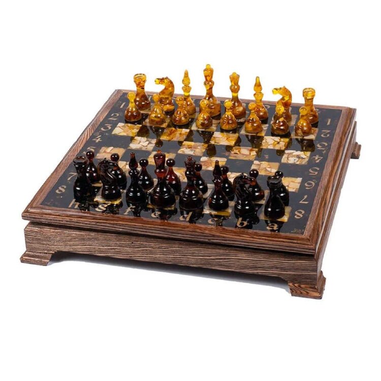 Деревянный шахматный ларец «Венге» из янтаря с фигурами