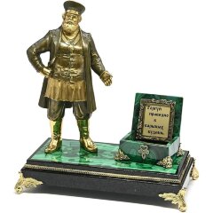Сувенирная композиция «Купец с сундуком» на малахите
