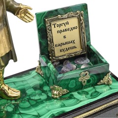 Сувенирная композиция «Купец с сундуком» на малахите в подарок мужчине бизнесмену
