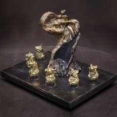 Подставка для бутылки «Слон» с рюмками перевёртышами