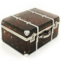 Оригинальная шкатулка из янтаря «Чемодан»