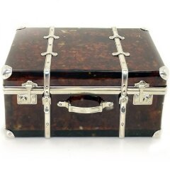 Оригинальная шкатулка из янтаря «Чемодан»