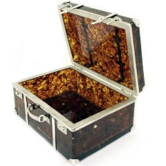 Оригинальная шкатулка из янтаря «Чемодан»